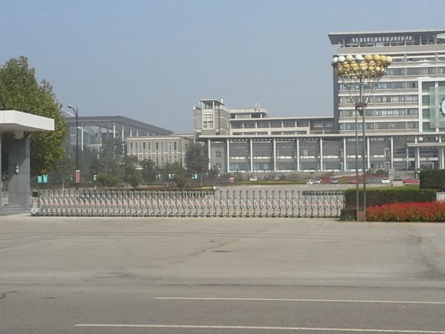 泰安泰山醫(yī)學(xué)院電動(dòng)伸縮門案例 - 中出網(wǎng)-智能出入口與停車充電門戶