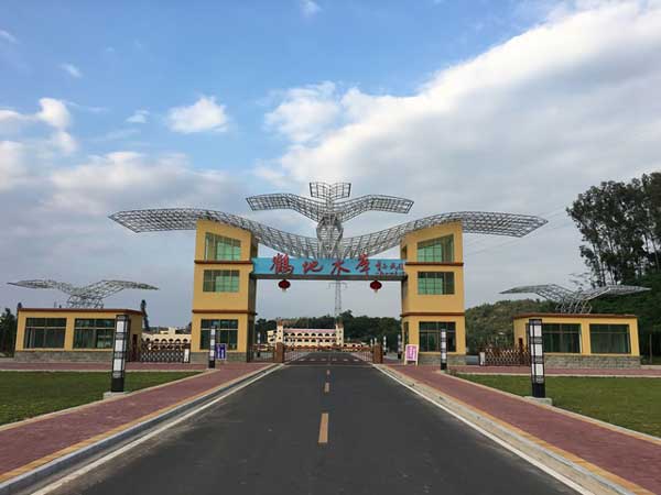 湛江鶴地水庫(kù)風(fēng)景區(qū)伸縮門(mén)案例 - 中出網(wǎng)-智能出入口與停車(chē)充電門(mén)戶(hù)