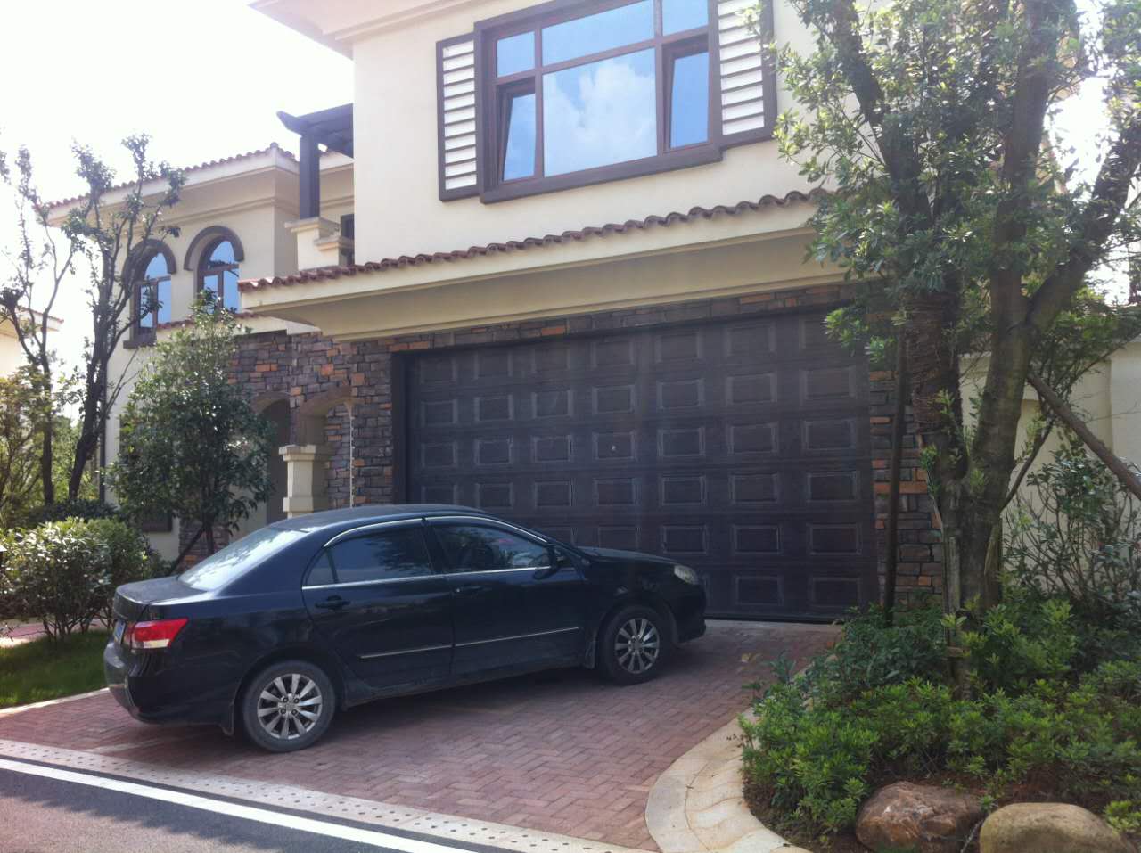 國(guó)際灰湯溫泉旅游區(qū)車庫(kù)門案例 - 中出網(wǎng)-智能出入口與停車充電門戶