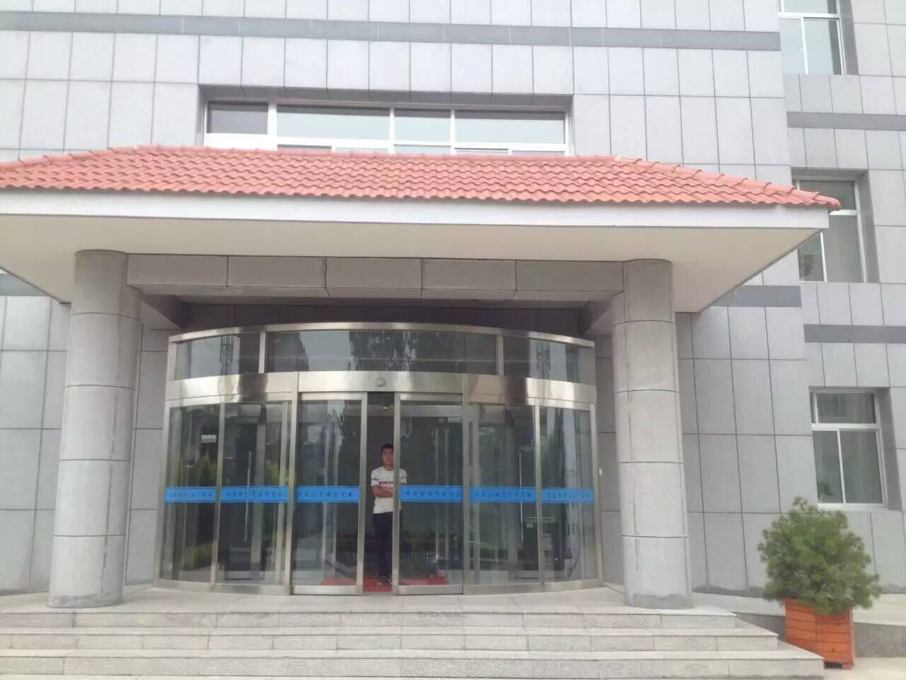 中共榆林市榆陽(yáng)區(qū)委自動(dòng)門(mén)案例 - 中出網(wǎng)-智能出入口與停車(chē)充電門(mén)戶