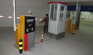 霸州市華聯(lián)商廈地下停車庫(kù)道閘案例