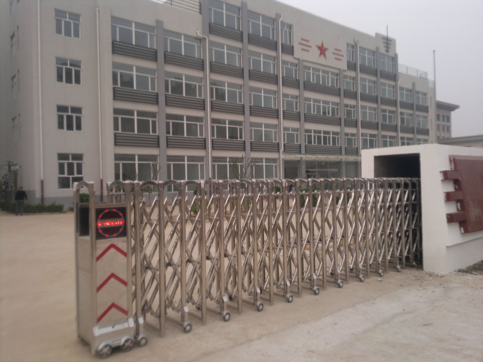 武裝部伸縮門案例 - 中出網(wǎng)-智能出入口與停車充電門戶