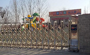 盛世昌?。蛻舭咐?-電動伸縮門）——杉水生態(tài)幼兒園