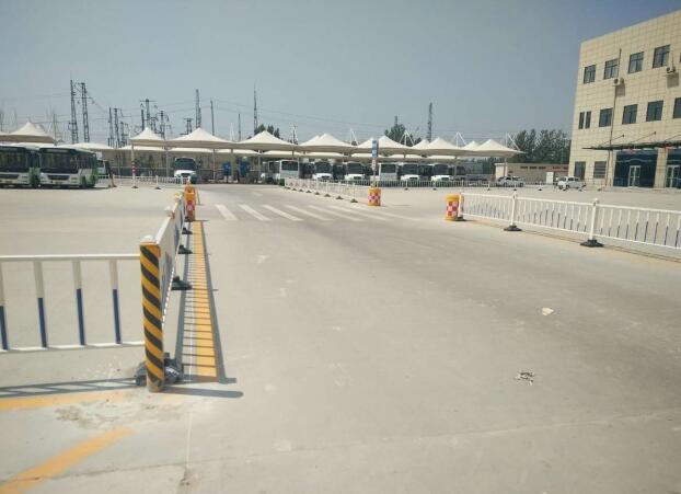 東明縣運輸公司客運站護(hù)欄案例 - 中出網(wǎng)-智能出入口與停車充電門戶