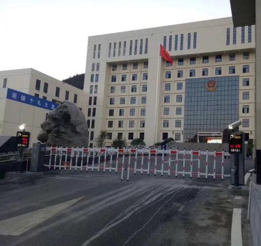 興義市公安局伸縮門(mén)案例 - 中出網(wǎng)-智能出入口與停車(chē)充電門(mén)戶