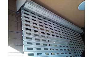 汽配園C區(qū)大型卷簾門案例 - 中出網(wǎng)-智能出入口與停車充電門戶