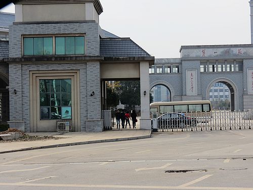 湖南第一師范鋁合金伸縮門案例 - 中出網(wǎng)-智能出入口與停車充電門戶