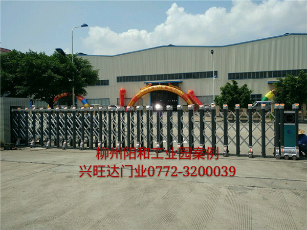 柳州陽和工業(yè)園伸縮門案例 - 中出網(wǎng)-智能出入口與停車充電門戶