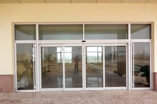 河口油區(qū)辦自動門案例 - 中出網-智能出入口與停車充電門戶