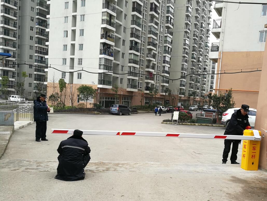 貴陽觀山湖區(qū)金陽保障房電動花桿道閘案例 - 中出網(wǎng)-智能出入口與停車充電門戶