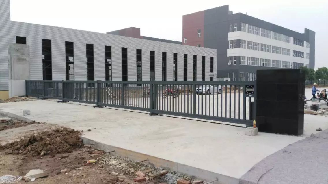 安徽馬鞍山CM702伸縮平移門工程案例 - 中出網(wǎng)-智能出入口與停車充電門戶