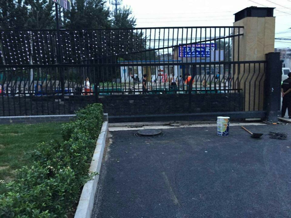 北京寶苑國(guó)際購(gòu)物中心C懸浮門(mén)工程案例 - 中出網(wǎng)-智能出入口與停車充電門(mén)戶