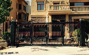 北京別墅懸浮折疊門工程案例 - 中出網(wǎng)-智能出入口與停車充電門戶