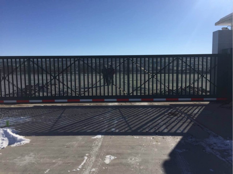 內蒙古旗下營進站懸浮門CM745工程案例 - 中出網(wǎng)-智能出入口與停車充電門戶