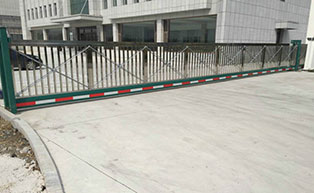 長(zhǎng)春CM735不銹鋼304 27米超長(zhǎng)懸浮門(mén)工程案例