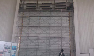 敦煌光伏電廠超大工業(yè)提升門(mén)案例 - 中出網(wǎng)-智能出入口與停車(chē)充電門(mén)戶