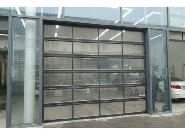 新鄉(xiāng)寶馬4S店透視工業(yè)提升門案例 - 中出網(wǎng)-智能出入口與停車充電門戶