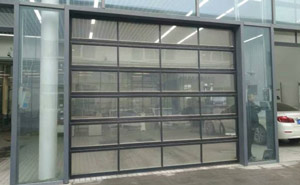 新鄉(xiāng)寶馬4S店透視工業(yè)提升門(mén)案例 - 中出網(wǎng)-智能出入口與停車(chē)充電門(mén)戶