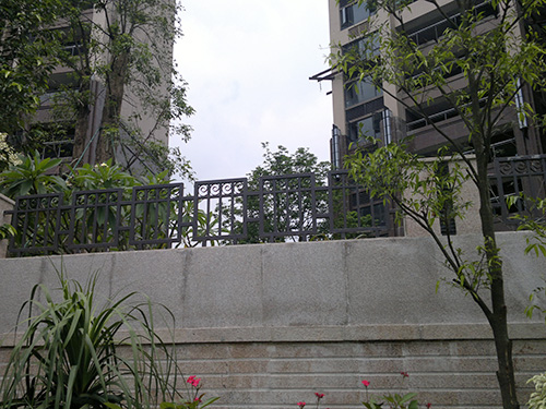 中寶世紀(jì)地產(chǎn)圍墻欄桿案例 - 中出網(wǎng)-智能出入口與停車充電門戶