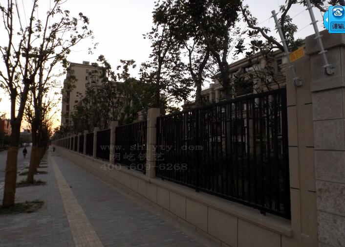 華僑城護(hù)欄案例 - 中出網(wǎng)-智能出入口與停車(chē)充電門(mén)戶(hù)