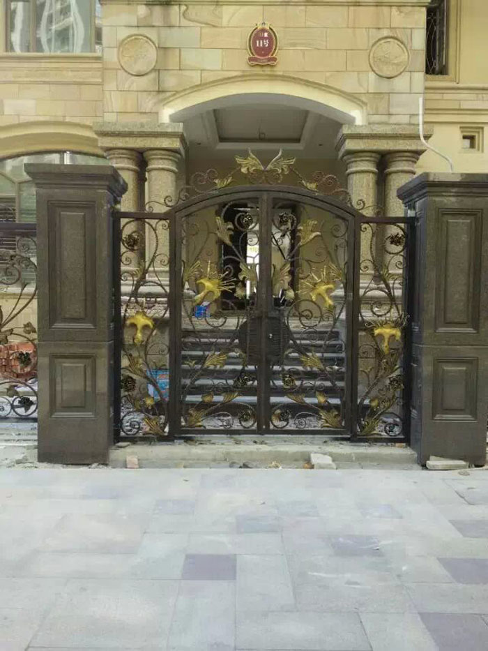 佛山天湖酈都?xì)W式鐵藝大門案例 - 中出網(wǎng)-智能出入口與停車充電門戶