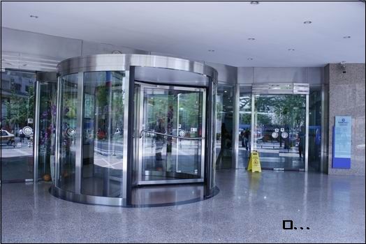 北京世貿(mào)天階旋轉(zhuǎn)門(mén)工程案例 - 中出網(wǎng)-智能出入口與停車(chē)充電門(mén)戶(hù)