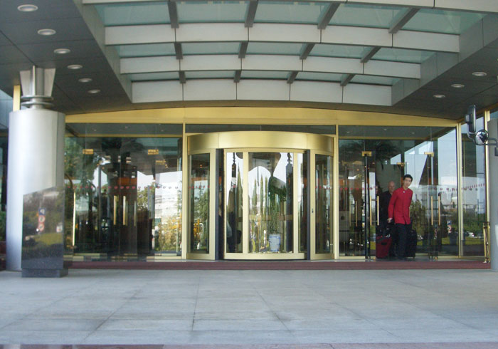 上海浦東國(guó)際機(jī)場(chǎng)旋轉(zhuǎn)門工程案例 - 中出網(wǎng)-智能出入口與停車充電門戶