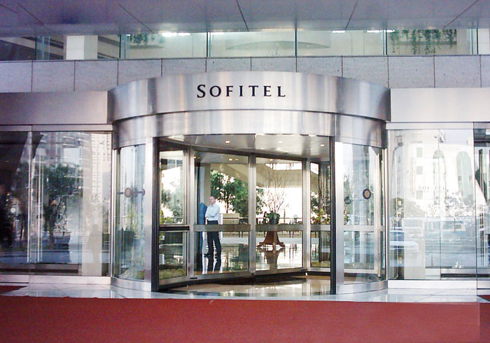 上海索菲特酒店旋轉(zhuǎn)門工程案例 - 中出網(wǎng)-智能出入口與停車充電門戶