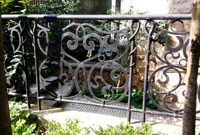 流暢形歐式鐵藝室外護(hù)欄