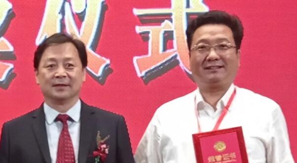 商務部機關事務管理局王霄先生為卓奧世鵬頒發(fā)了獎項