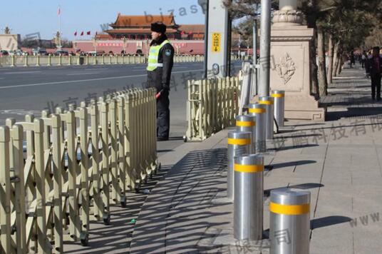 天安門(mén)、長(zhǎng)安街、各部級(jí)單位相繼安裝卓奧世鵬的全自動(dòng)升降柱、路障機(jī)等產(chǎn)品