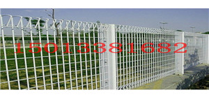 陽(yáng)江外資企業(yè)車(chē)間隔離網(wǎng) 三角折彎護(hù)欄廠家定做 東莞圍墻密紋護(hù)欄