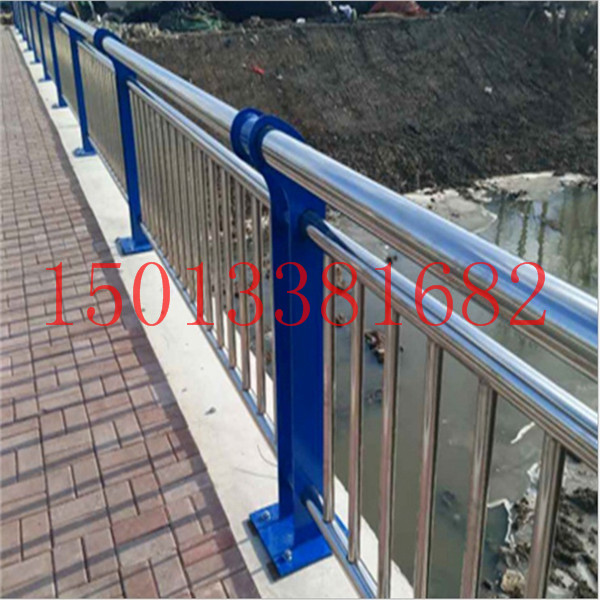 梅州橋梁隔離欄桿 金屬河道護(hù)欄廠家定做 河源人行道圍欄