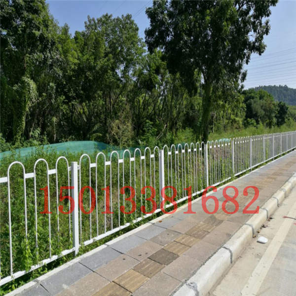 清遠(yuǎn)街沿護(hù)欄生產(chǎn)廠家 韶關(guān)活動(dòng)式京式護(hù)欄實(shí)心