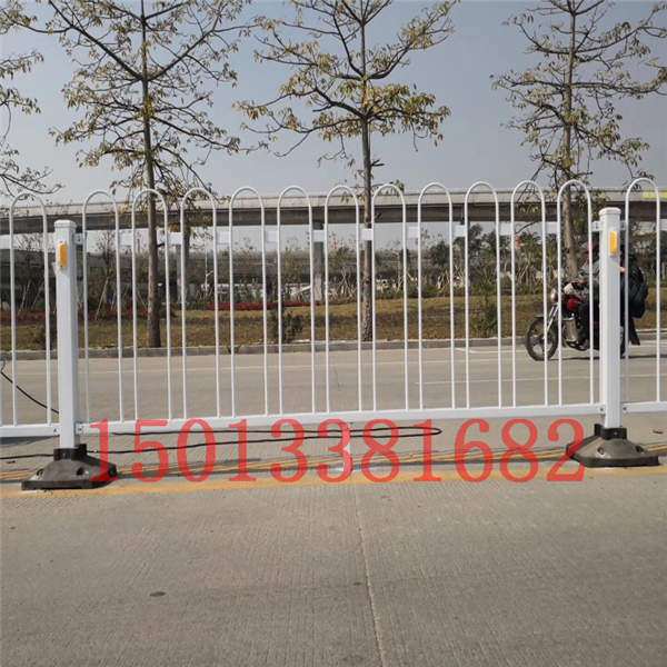 清遠(yuǎn)街沿護(hù)欄生產(chǎn)廠家 韶關(guān)活動(dòng)式京式護(hù)欄實(shí)心