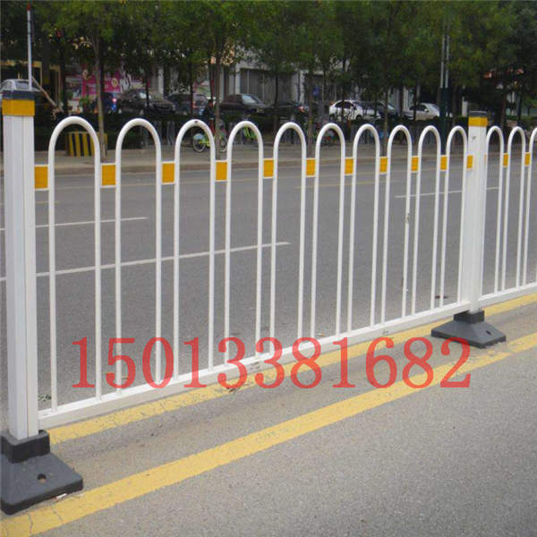 道路鋅鋼護(hù)欄生產(chǎn)廠家 廣州交通防撞欄桿