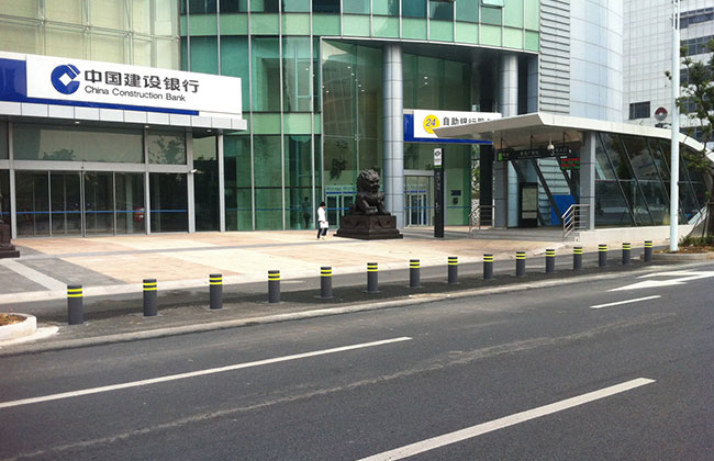 建設(shè)銀行升降柱案例 - 中出網(wǎng)-智能出入口與停車充電門戶