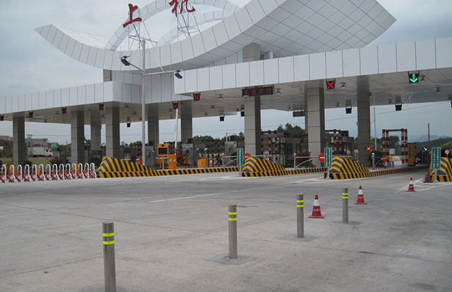 上杭高速升降柱案例 - 中出網(wǎng)-智能出入口與停車充電門(mén)戶