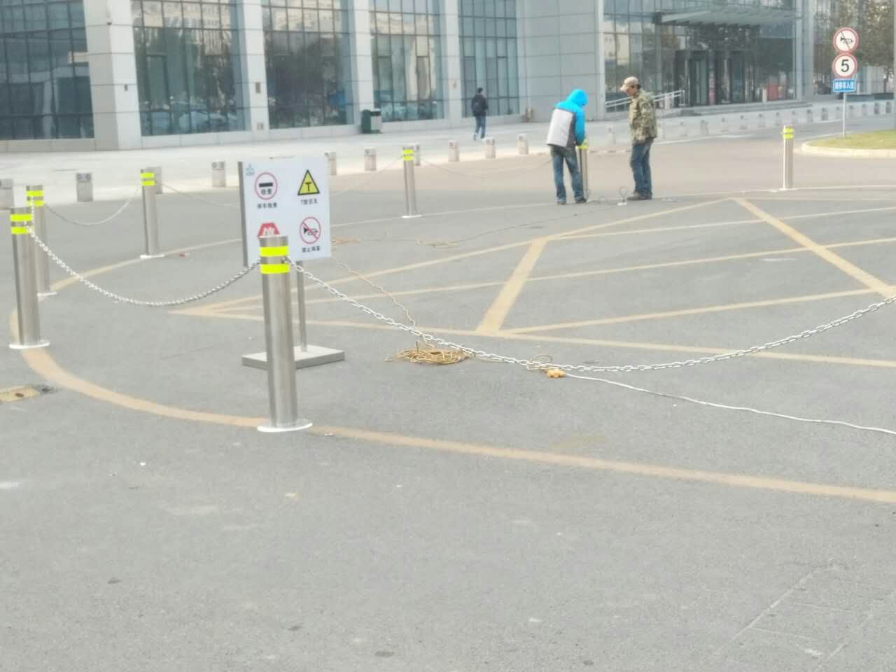 北京亦莊國際生物醫(yī)藥園不銹鋼防撞柱安裝實(shí)例 - 中出網(wǎng)-智能出入口與停車充電門戶