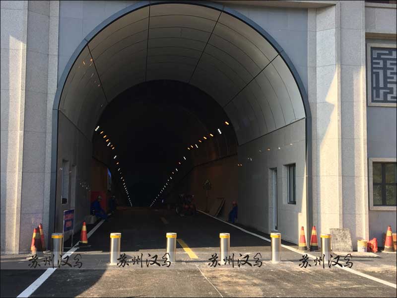 溧陽(yáng)水電站防沖撞型液壓升降柱案例 - 中出網(wǎng)-智能出入口與停車充電門(mén)戶