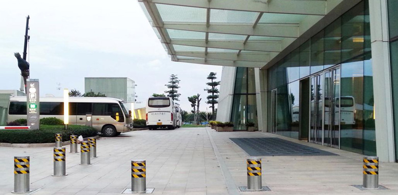 交通車站門口液壓自動(dòng)升降柱案例 - 中出網(wǎng)-智能出入口與停車充電門戶