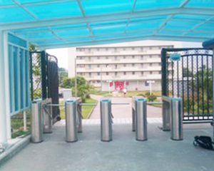 深圳日立公司考勤4通道閘案例 - 中出網(wǎng)-智能出入口與停車充電門戶