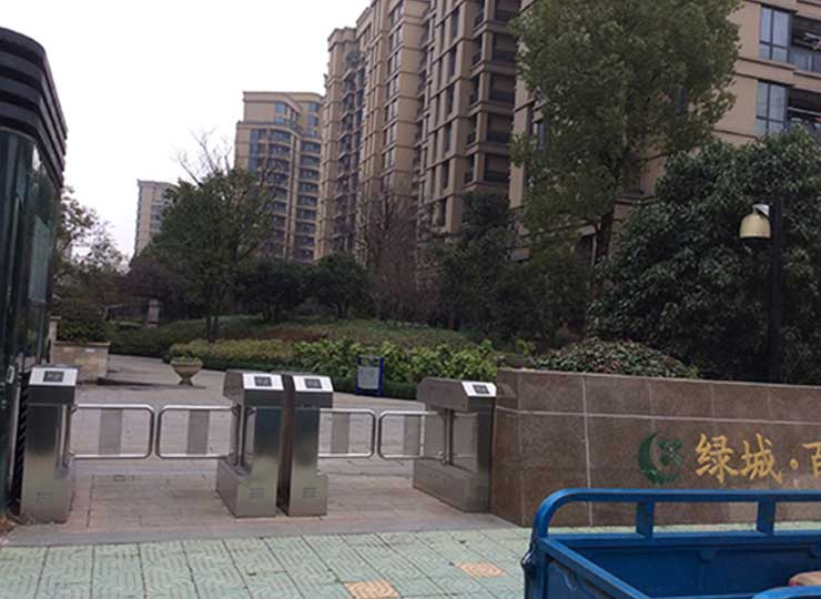 某高檔小區(qū)側(cè)門(mén)入口斜角擺閘通道閘案例 - 中出網(wǎng)-智能出入口與停車(chē)充電門(mén)戶