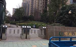 某高檔小區(qū)側(cè)門入口斜角擺閘通道閘案例