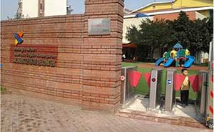 四川省成都市某幼稚園雙通道大圓弧翼閘通道閘案例 - 中出網(wǎng)-智能出入口與停車(chē)充電門(mén)戶
