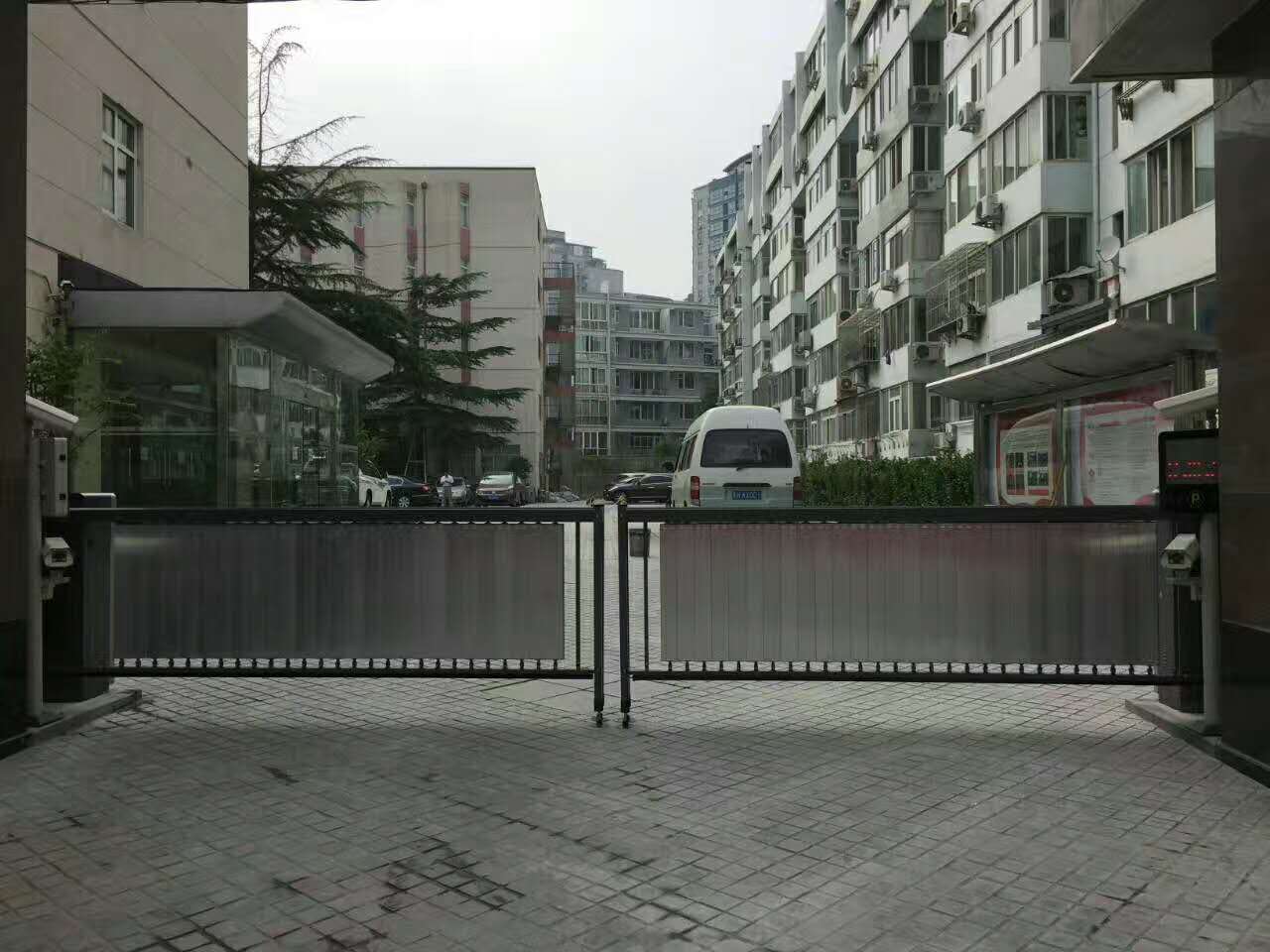 國家測繪局廣告道閘車牌識別系統(tǒng)案例 - 中出網-智能出入口與停車充電門戶