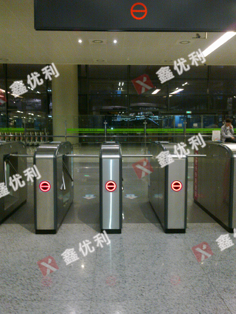 南京南站定制三輥閘案例 - 中出網-智能出入口與停車充電門戶