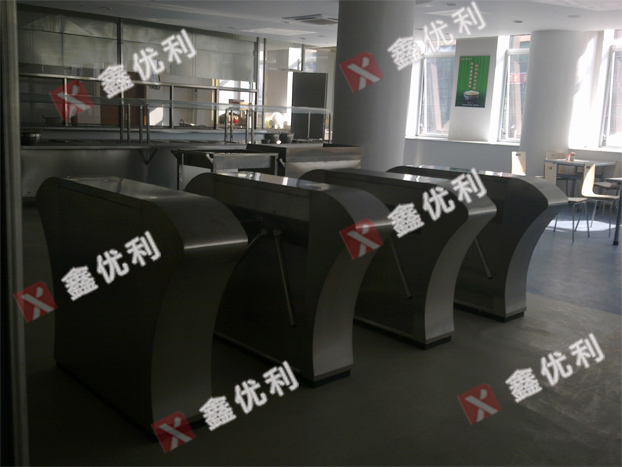 東莞電視臺 蝶形翼閘 三輥閘案例 - 中出網(wǎng)-智能出入口與停車充電門戶