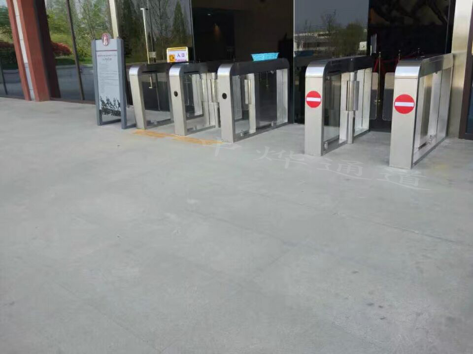 禹王山抗日紀(jì)念館通道閘案例 - 中出網(wǎng)-智能出入口與停車充電門(mén)戶