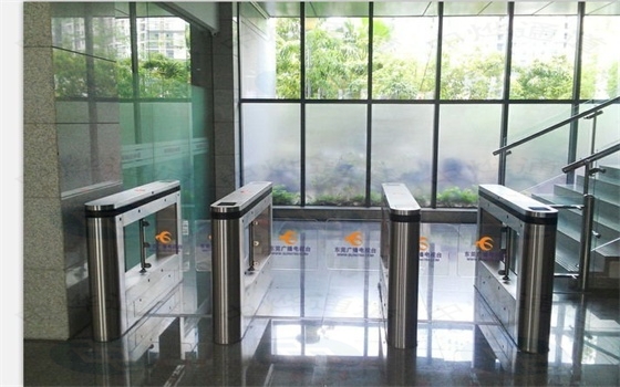 東莞電視臺通道閘案例 - 中出網(wǎng)-智能出入口與停車充電門戶